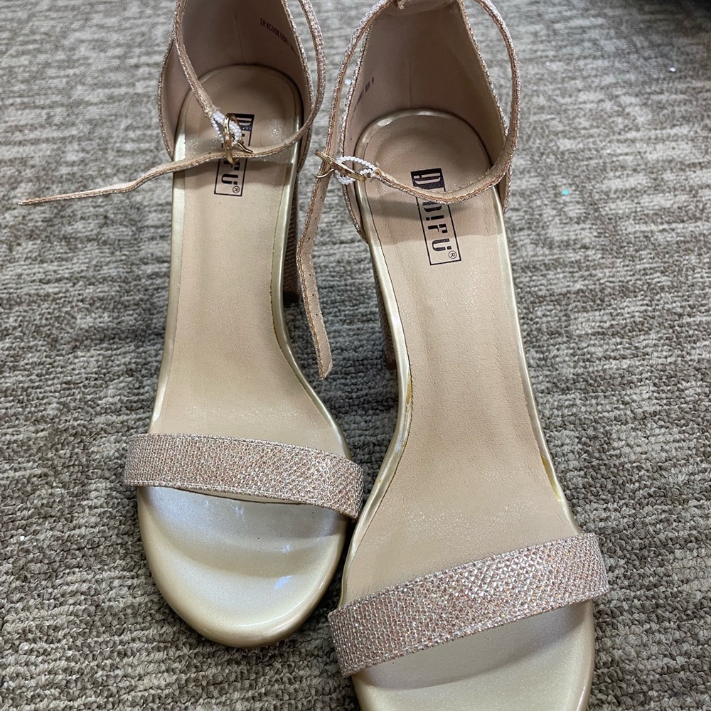IDIFU Cream Heels with Classic Design